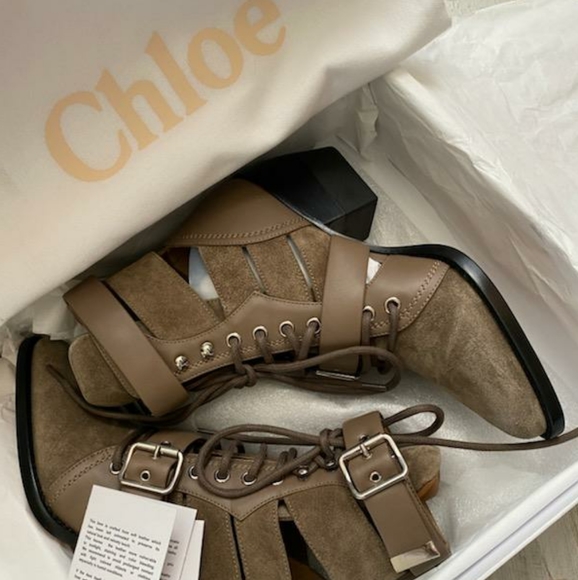 Chloe - Picture 5 of 6